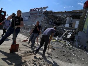 Kala Warga Bersihkan Mal di Kharkiv yang Rusak Dirudal Rusia Kala Warga Bersihkan Mal di Kharkiv yang Rusak Dirudal Rusia