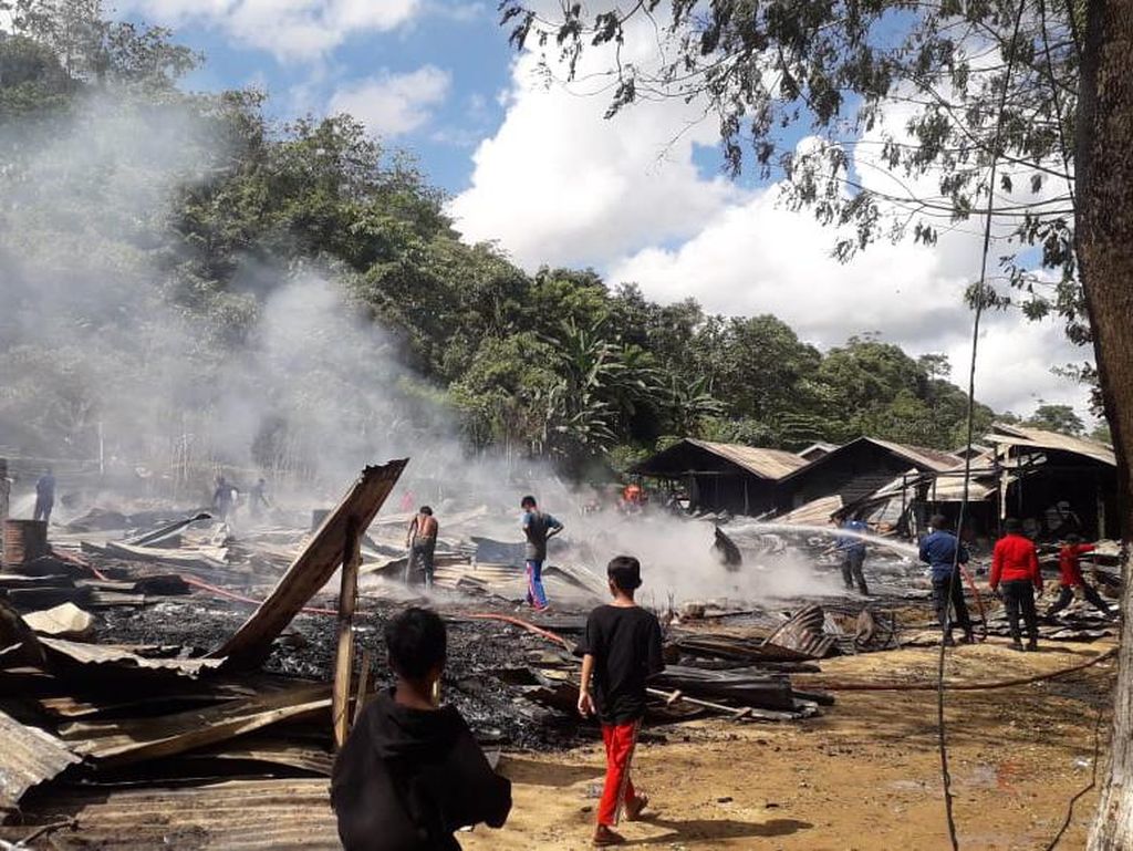 74 Jiwa Mengungsi Usai 13 Rumah Pemulung di Kendari Terbakar