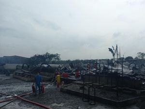 Tiga Jam Berlalu, Kebakaran Pabrik Tiner di Tangerang Padam Tiga Jam Berlalu, Kebakaran Pabrik Tiner di Tangerang Padam