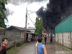 Sudah 1,5 Jam, Kebakaran Pabrik Tiner di Tangerang Belum Padam