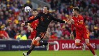 Nama-nama seperti Memphis Depay, Steven Bergwijn, Frenkie de Jong, Denzel Dumfries duduk di bangku cadangan. Jordan Teze dan Jerdy Schouten mendapat kesempatan untuk debut.  