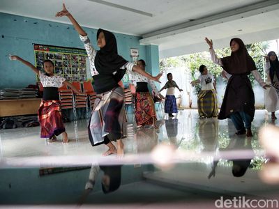 Keseruan Anak-anak Belajar Tari Tradisional di RPTRA Karet Tengsin