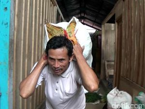 Semringahnya Kuli Panggul Pasar Banjarnegara Akhirnya Pergi Haji Tahun Ini Semringahnya Kuli Panggul Pasar Banjarnegara Akhirnya Pergi Haji Tahun Ini