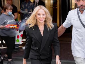 Kylie Minogue Soal Menggugat Kylie Jenner: Ini Hanya Masalah Bisnis Kylie Minogue Soal Menggugat Kylie Jenner: Ini Hanya Masalah Bisnis
