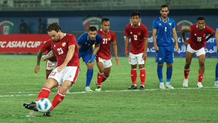Pesepak bola Timnas Indonesia Marc Klok (kiri) melakukan tendangan penalti ke arah gawang Timnas Kuwait dalam laga perdana Grup A Kualifikasi Piala Asia 2023 di Stadion Internasional Jaber Al Ahmad, Kuwait, Rabu (8/6/2022). ANTARA FOTO/Humas PSSI/app/tom.