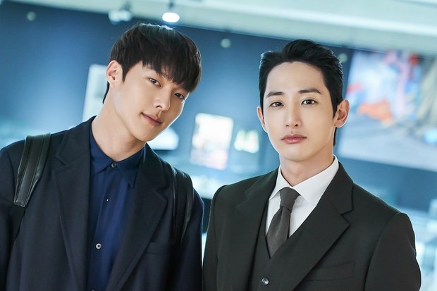 Lee Soo Hyuk bertemu dengan Jang Ki Yong dalam drama KBS2 di mana dalam tersebut Lee Soo Hyuk berperan sebagai seorang jaksa yang tegas.