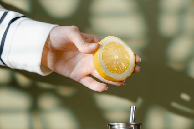 Lemon dapat menyamarkan bekas luka.