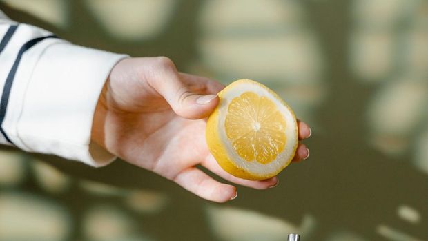 Lemon dapat menyamarkan bekas luka.