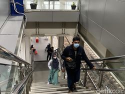 Ini Tangga Curam Stasiun Cakung yang Bikin Ibu Hamil Kelelahan