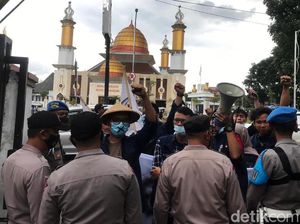 Mahasiswa Unjukrasa di Kejari Sukabumi, Tuntut Apa Sih? Mahasiswa Unjukrasa di Kejari Sukabumi, Tuntut Apa Sih?