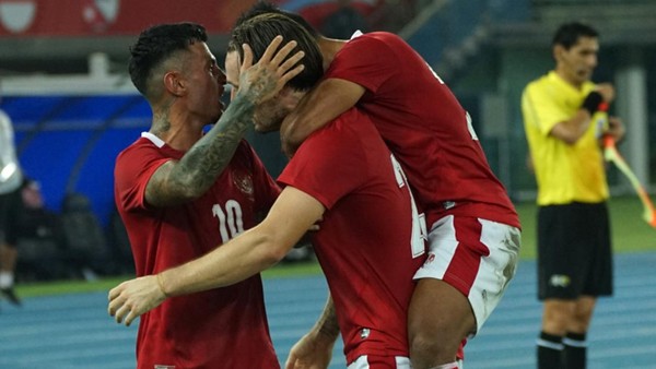 Timnas Indonesia unggul 2-1 atas Kuwait dalam laga Kualifikasi Piala Asia 2023. Kemenangan Indonesia berasal dari penalti Marc Klok dan gol Rachmat Irianto.