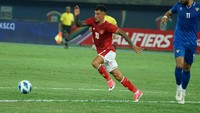 Pesepakbola Timnas Indonesia Stefano Lilipaly (kiri) melewati hadangan pesepak bola Timnas Kuwait Fahed Alansari (kanan) dalam laga perdana Grup A Kualifikasi Piala Asia 2023 di Stadion Internasional Jaber Al Ahmad, Kuwait, Rabu (8/6/2022). Sementara itu, pada awal babak kedua, kombinasi Irianto dan Witan menghasilkan gol kedua untuk Indonesia. Sepakan Witan diblok bek Kuwait, tapi bola liar bisa disambar Irianto menjadi gol pada menit ke-48. Skor 2-1 untuk kemenangan Indonesia bertahan hingga laga tuntas.