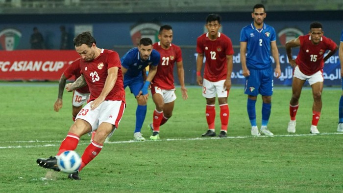 Menang 2-1, Tengok Lagi Aksi Timnas Indonesia Bobol Gawang Kuwait Timnas Indonesia unggul 2-1 atas Kuwait dalam laga Kualifikasi Piala Asia 2023. Kemenangan Indonesia berasal dari penalti Marc Klok dan gol Rachmat Irianto.