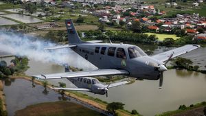 Sambut HUT Penerbangan TNI AL, Bonanza G-36 Terbang di Langit Surabaya