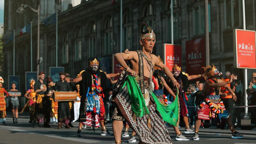 Meriahnya Pembukaan Shopee Java in Paris, Pamerkan Produk-Budaya RI Meriahnya Pembukaan Shopee Java in Paris, Pamerkan Produk-Budaya RI