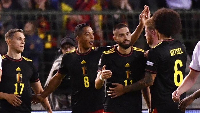 Momen Comeback Belgia, Hajar Polandia 6-1 di UEFA Nations League Belgium's Michy Batshuayi, right, and Poland's Kamil Glik challenge for the ball during the UEFA Nations League soccer match between Belgium and the Poland, at the King Baudouin Stadium in Brussels, Wednesday, June 8, 2022. (AP Photo/Geert Vanden Wijngaert)