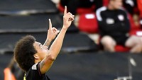 Tapi Belgia menyamakan sebelum turun minum. Setelah peluang De Bruyne digagalkan kiper, sepakan Axel Witsel dari luar kotak penalti berakhir ke pojok kanan bawah gawang. Skor 1-1 akhiri laga babak pertama.