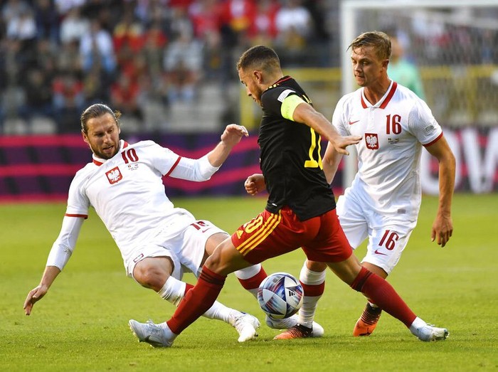 Momen Comeback Belgia, Hajar Polandia 6-1 di UEFA Nations League Belgium's Michy Batshuayi, right, and Poland's Kamil Glik challenge for the ball during the UEFA Nations League soccer match between Belgium and the Poland, at the King Baudouin Stadium in Brussels, Wednesday, June 8, 2022. (AP Photo/Geert Vanden Wijngaert)