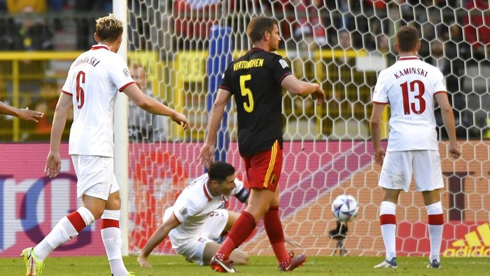 Belgium's Michy Batshuayi, right, and Poland's Kamil Glik challenge for the ball during the UEFA Nations League soccer match between Belgium and the Poland, at the King Baudouin Stadium in Brussels, Wednesday, June 8, 2022. (AP Photo/Geert Vanden Wijngaert)