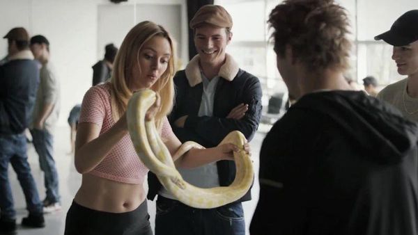 Natasha Bassett, Pacar Elon Musk yang Pernah Viral Gegara Gendong Piton