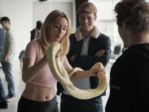 Natasha Bassett, Pacar Elon Musk yang Pernah Viral Gegara Gendong Piton Natasha Bassett, Pacar Elon Musk yang Pernah Viral Gegara Gendong Piton