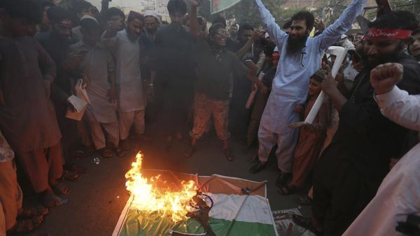 Gegara Nupur Sharma Hina Nabi, Pendemo Ini Bakar Bendera India