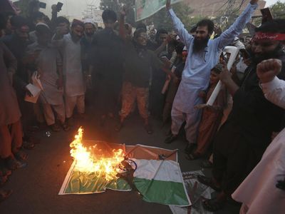 Gegara Nupur Sharma Hina Nabi, Pendemo Ini Bakar Bendera India
