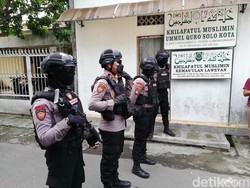 Copot Papan Nama Khilafatul Muslimin di Solo, Polisi Juga Sita Brosur