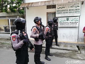 Copot Papan Nama Khilafatul Muslimin di Solo, Polisi Juga Sita Brosur Copot Papan Nama Khilafatul Muslimin di Solo, Polisi Juga Sita Brosur
