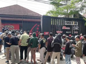 Penjualan Tiket Laga Pembuka Piala Presiden di Solo Diserbu Suporter Penjualan Tiket Laga Pembuka Piala Presiden di Solo Diserbu Suporter