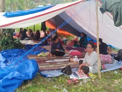 Makanan Terbatas, Pengungsi Gempa Mamuju Terpaksa Makan Nasi Sisa Semalam