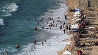 Potret Warga Gaza Menikmati Pantai Bersih yang Langka