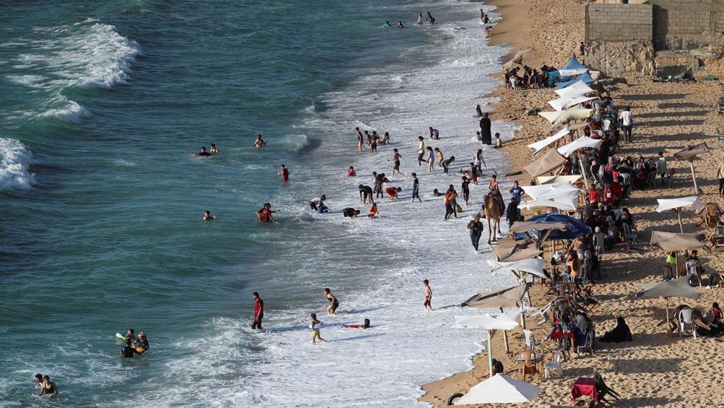 Potret Warga Gaza Menikmati Pantai Bersih yang Langka Potret Warga Gaza Menikmati Pantai Bersih yang Langka