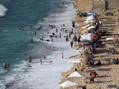 Potret Warga Gaza Menikmati Pantai Bersih yang Langka