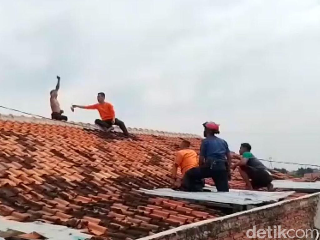 Dramatis! Evakuasi Pria Pekalongan Nongkrong di Atap Gedung Lantai 2