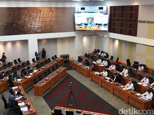 Luhut di DPR: Jangan Pikir Saya Ngurusi Semua, Diperintah Presiden!