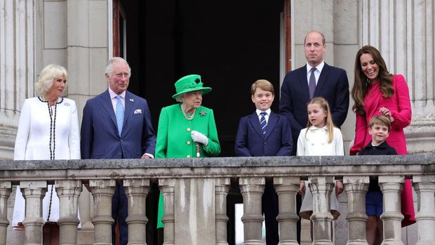LONDON, ENGLAND - JUNE 05: (L-R) Camilla, Duchess of Cornwall, Prince Charles, Prince of Wales, Queen Elizabeth II, Prince George of Cambridge, Prince William, Duke of Cambridge, Princess Charlotte of Cambridge, Catherine, Duchess of Cambridge and Prince Louis of Cambridge on the balcony of Buckingham Palace during the Platinum Jubilee Pageant on June 05, 2022 in London, England. The Platinum Jubilee of Elizabeth II is being celebrated from June 2 to June 5, 2022, in the UK and Commonwealth to mark the 70th anniversary of the accession of Queen Elizabeth II on 6 February 1952.  (Photo by Chris Jackson/Getty Images)