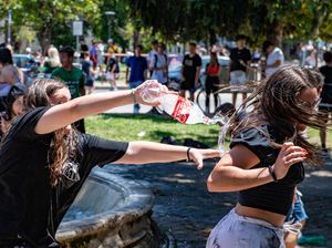 Rayakan Hari Terakhir Sekolah, Remaja di Italia Asyik Basah-basahan