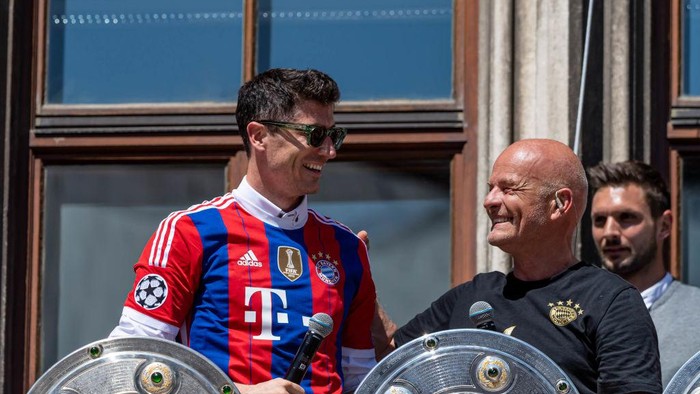 MUNICH, GERMANY - MAY 15: Robert Lewandowski of Bayern Muenchen gestures during the official Bundesliga championship celebration at Marienplatz on May 15, 2022 in Munich, Germany. FC Bayern won the Bundesliga championship for the 10th time in a row. (Photo by Thomas Hiermayer/vi/DeFodi Images via Getty Images)