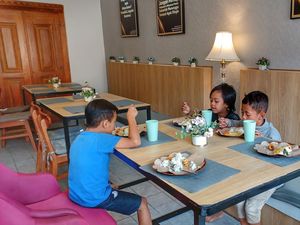 Rumah Makan di Ciwidey, Setiap Hari Sediakan 700 Porsi Makanan Gratis!