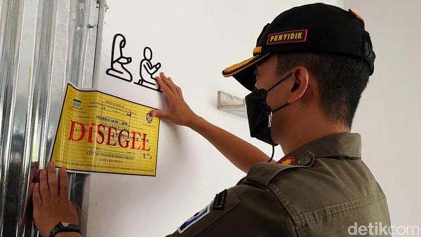 Momen Penyegelan Kafe di Bandung Karena Tak Bayar Sewa 18 Tahun