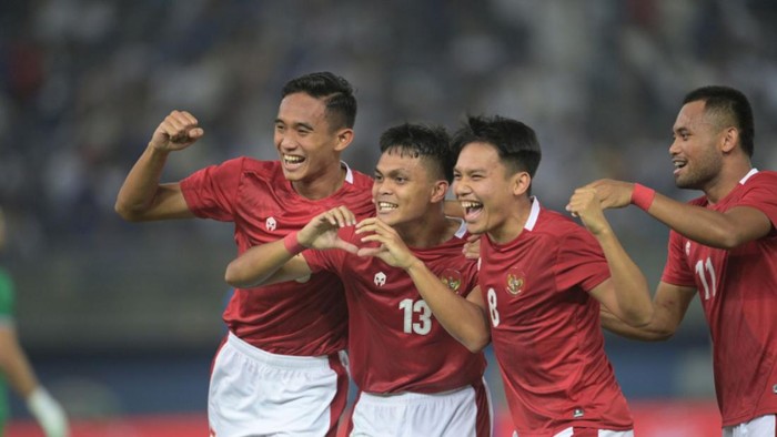 Selebrasi Rachmat Irianto (kedua dari kiri) bersama pemain Timnas Indonesia.