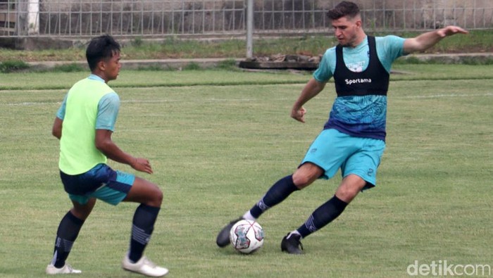 Siap Lawan Bali United di Piala Presiden, Intip Latihan Persib Bandung Pemain Persib Bandung berlatih menjelang laga perdana Piala Presiden 2022. Diketahui, Persib akan menjamu Bali United di Stadion Gelora Bandung Lautan Api.