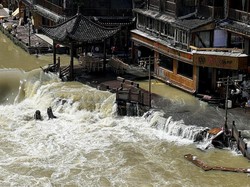 Banjir Terjang China, 10 Orang Tewas-Ratusan Ribu Warga Mengungsi