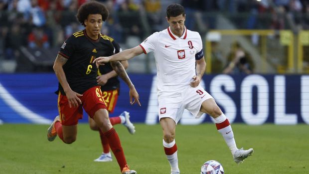 Soccer Football - UEFA Nations League - Group D - Belgium v Poland - King Baudouin Stadium, Brussels, Belgium - June 8, 2022 Poland's Robert Lewandowski in action with Belgium's Axel Witsel REUTERS/Yves Herman