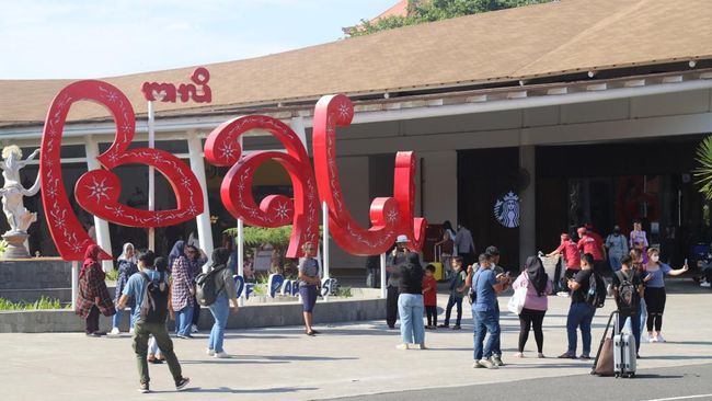 Suasana di Bandara Internasional I Gusti Ngurah Rai Bali. Jumlah penumpang yang dilayani di Bandara Ngurah Rai tembus di angka 1 juta orang sepanjang Mei 2022.