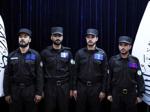 Taliban Kenalkan Seragam Baru Polisi Afghanistan Taliban Kenalkan Seragam Baru Polisi Afghanistan