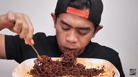 Doyan Pedas, Ini Momen Tanboy Kun saat Mukbang Mie Pedas Level Tinggi