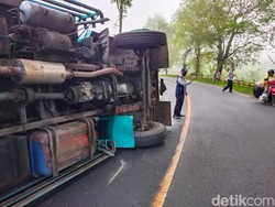 Truk Gandeng Muat Tebu Terguling di Blitar, Lalin Tersendat