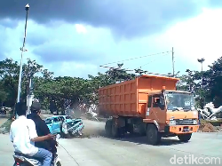 Viral! Terobos Lampu Merah, Truk Seruduk Mobil di Palembang